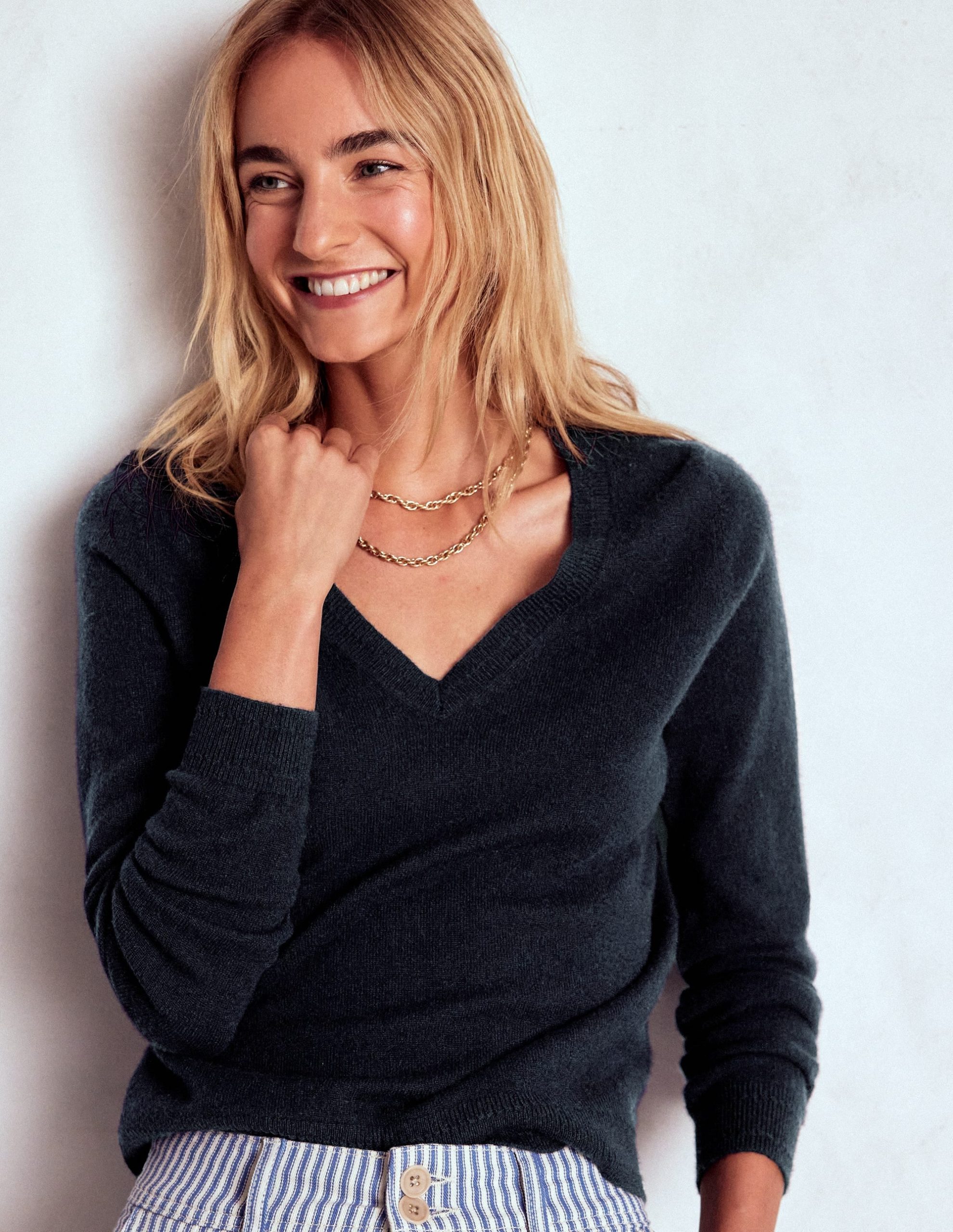 Eva Cashmere V-Neck Sweater-Navy - Image 5