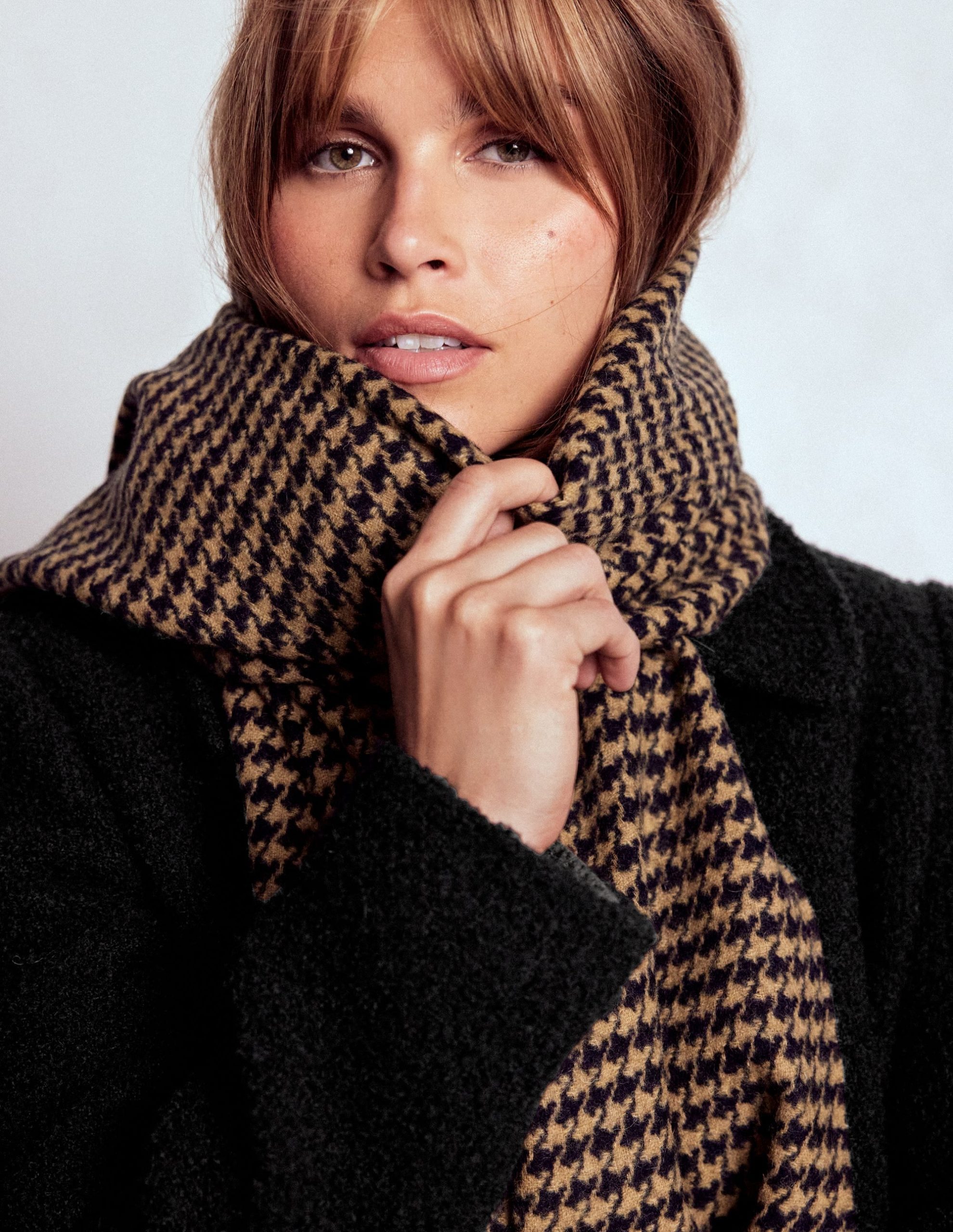Houndstooth Blanket Scarf-Natural/Navy - Image 2